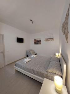 A bed or beds in a room at Casa Andolina White