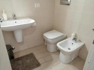 A bathroom at Casa Andolina White