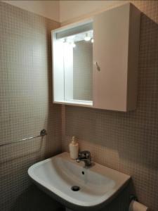 A bathroom at Casa Andolina White
