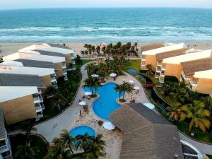 Bazén v ubytování Paraíso das Dunas - Apartamento à beira mar com jacuzzi - Próximo ao Beach Park nebo v jeho okolí