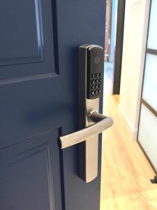 una puerta con cerradura en una puerta con una puerta en Siete Monos, en Madrid