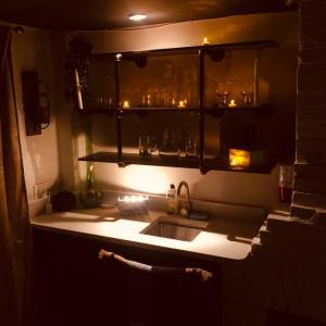 CentrevilleCaptain’s Quarters - unique home on Corsica River!的厨房配有水槽和带玻璃杯的架子 更多37张照片