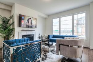 Una sala de estar con un sofá azul y una chimenea. en The Ultimate Staycation, en Bradford