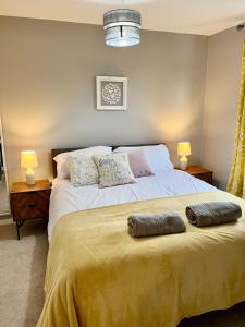 1 dormitorio con 1 cama con 2 almohadas en Canada House - Sleeps 6 -3 King or 6 Single Ideal for contractors, en Warrington