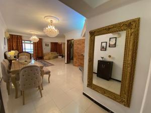 sala de estar con espejo en la pared en Sunny 2BR Apartment in Maadi, en El Cairo