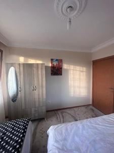 ein Schlafzimmer mit einem Bett, einem Schrank und einem Fenster in der Unterkunft 15 minutes to Istanbul airport in Arnavutköy