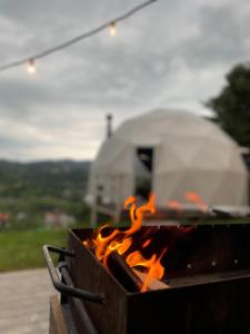 Gril dostupný pro hosty v luxury tent