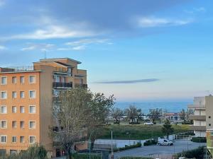 uma vista para um edifício com o oceano ao fundo em Casa Joanna `San Salvo Marina` em Marina di Montenero