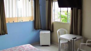 una habitación con una cama, una mesa y sillas en Flat Santa Maria, en Fortaleza