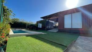 una casa con un patio con piscina en VILLA KITE Habitaciones cuadruples LUJO , SALINAS DEL REY en Juan de Acosta