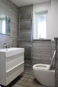 e bagno con servizi igienici, lavandino e vasca. di Lovely flat with Wi-Fi and free parking a Reading