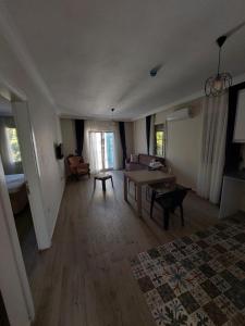 uma sala de estar com uma mesa e um sofá em Apart TU Çeşme em Esmirna