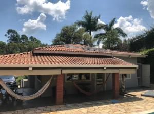 a house with a tiled roof with at Um lugar para descansar e relaxar in Serra Negra