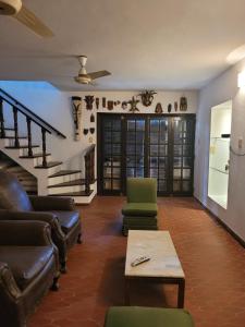 a living room with couches and a table and stairs at CASA DE TECHO AZUL in Resistencia