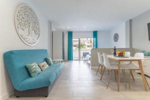 salon z niebieską kanapą i stołem w obiekcie La Perla del Sur - The Pearl House w mieście Chayofa