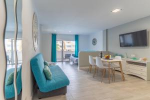 salon z niebieską kanapą i stołem w obiekcie La Perla del Sur - The Pearl House w mieście Chayofa