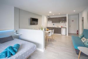 sypialnia z łóżkiem, salon i kuchnia w obiekcie La Perla del Sur - The Pearl House w mieście Chayofa +22 zdjęcia