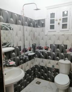 y baño con aseo y lavamanos. en Addas Home, en Siwa