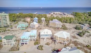- une vue aérienne sur une plage avec des maisons et l'océan dans l'établissement Dandy Sandy, à Gulf Shores