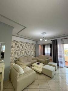 sala de estar con sofá y mesa en Rooftop apartament Alexandria en Vlorë