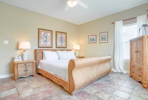 um quarto com uma cama grande e uma janela em Dandy Sandy em Gulf Shores
