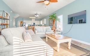 - un salon avec un canapé et une table dans l'établissement Dandy Sandy, à Gulf Shores