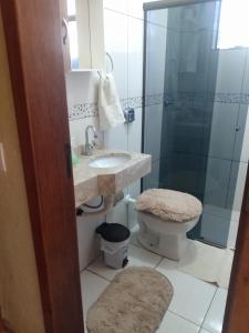 e bagno con lavandino, servizi igienici e doccia. di Edicula com um quarto banheiro e piscina e lazer a Foz do Iguaçu