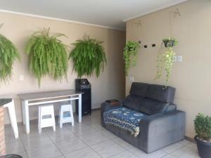 Zona de estar de Edicula com um quarto banheiro e piscina e lazer