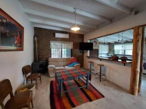 ein Wohnzimmer mit einem Sofa und einem Tisch in der Unterkunft Cardozo House, casa de campo in Villa Dolores