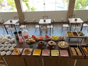 uma mesa com muitos tipos diferentes de alimentos sobre ele em Pousada Alto do Sossego em Rio de Contas