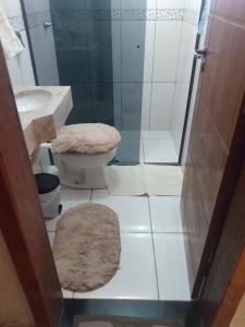 Un baño de Edicula com um quarto banheiro e piscina e lazer