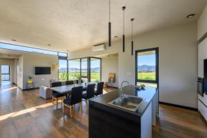 a kitchen and living room with a table and chairs at Casa Puerto del Aguila - Potrero de Garay in Potrero de Garay