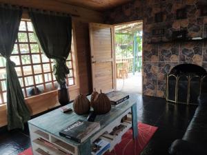 - un salon avec une table et une cheminée dans l'établissement Cabaña Luna Verde, à San Vicente
