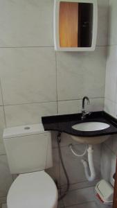 un baño con inodoro y lavabo en Flat Santa Maria, en Fortaleza 117 fotos más