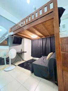 een slaapkamer met een stapelbed en een bureau bij Studio type Loft bed near Ortigas in Manilla