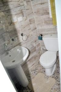 EsnaにあるMisteriのバスルーム(トイレ、洗面台付)