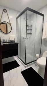 a bathroom with a glass shower and a toilet at Element by Elite, departamento de lujo in Santa Cruz de la Sierra
