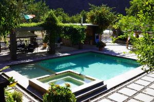 - une piscine dans une cour arborée dans l'établissement Hotel Villa de Urike, à Urique