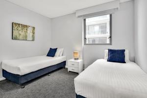 เตียงในห้องที่ North Sydney Large Two Bedroom MIL2252402