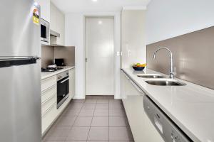 Ett kök eller pentry på North Sydney Large Two Bedroom MIL2252402