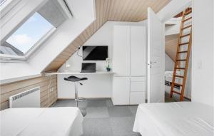 a attic bedroom with two beds and a window at Cozy Home In Rm With House Sea View in Rømø Kirkeby