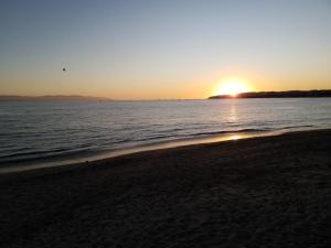 puesta de sol en la playa con puesta de sol en Suites Atlas - Ocean Front, en Bucerías