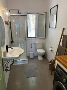 y baño con lavabo y aseo. en Newly refurbished, coastal apartment- Barbati en Barbati