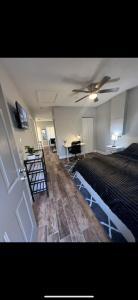 una sala de estar vacía con ventilador de techo en Lopez Place, en Tampa