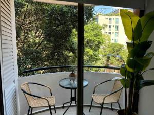 une table et deux chaises sur un balcon avec vue dans l'établissement Exclusivo Loft en el poblado-rodeado de naturaleza 501, à Medellín 14 autres photos