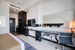 Kuchyň nebo kuchyňský kout v ubytování Orion City Hotel