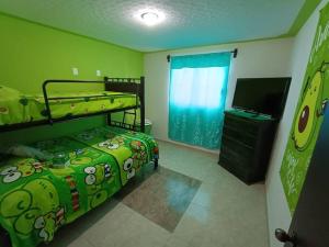 Luxos Casa Residencial Privada : غرفة نوم بسريرين بطابقين وتلفزيون بشاشة مسطحة