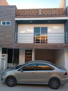 San Miguel ContlaLuxos Casa Residencial Privada的停在房子前面的银色汽车