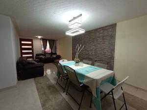 comedor con mesa y algunas sillas en Luxos Casa Residencial Privada, 