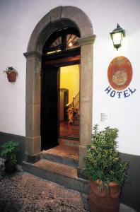 un ingresso a un hotel con arco e piante di Hotel Antica Repubblica in Amalfi center at 100mt from the sea with payment parking ad Amalfi